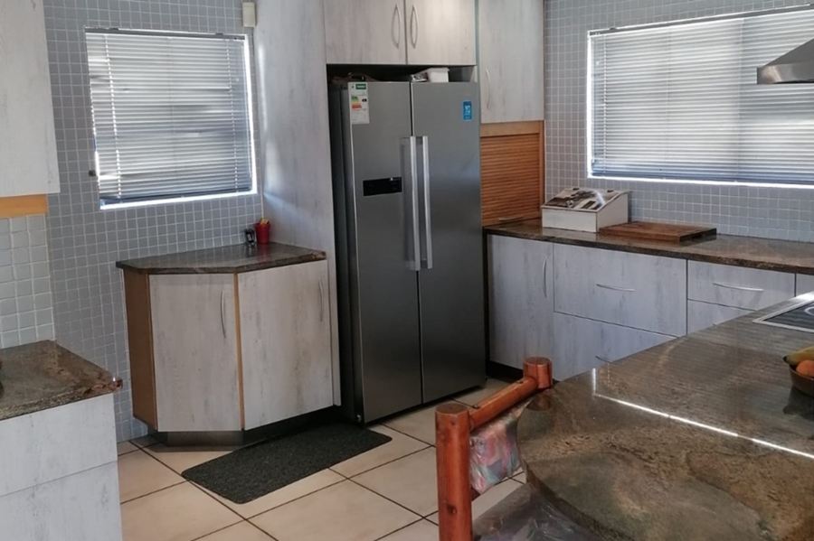 To Let 5 Bedroom Property for Rent in Paradise Beach Western Cape